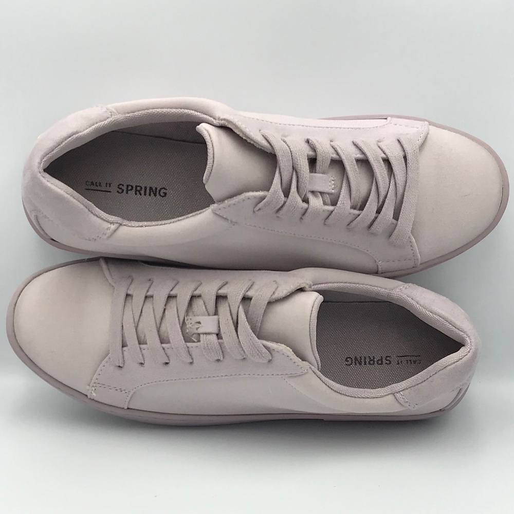 NWOT Call It Spring Women’s Lilac Lace Up Runner